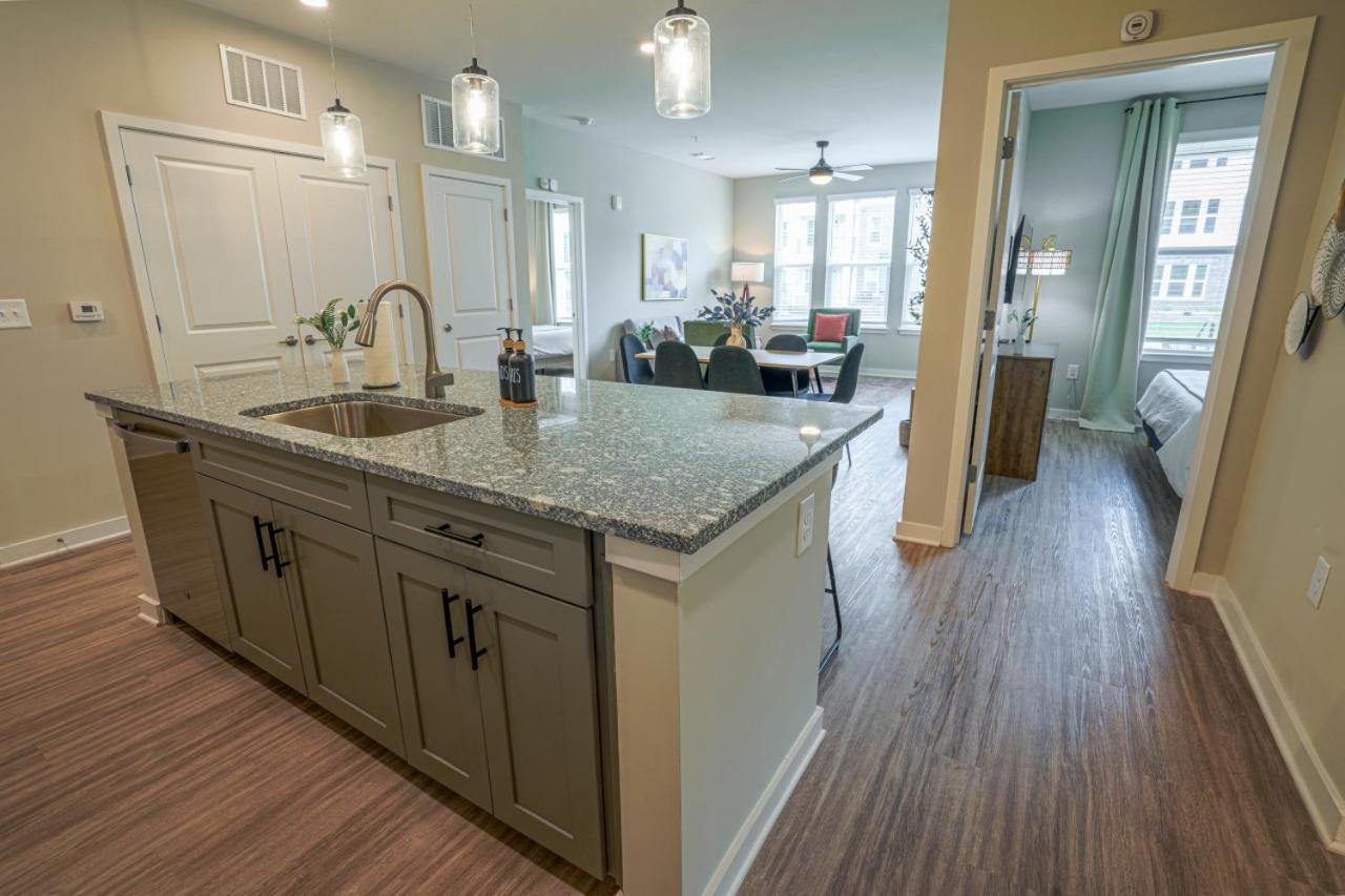 Upscale, New Apt, Pool, Long * Athens